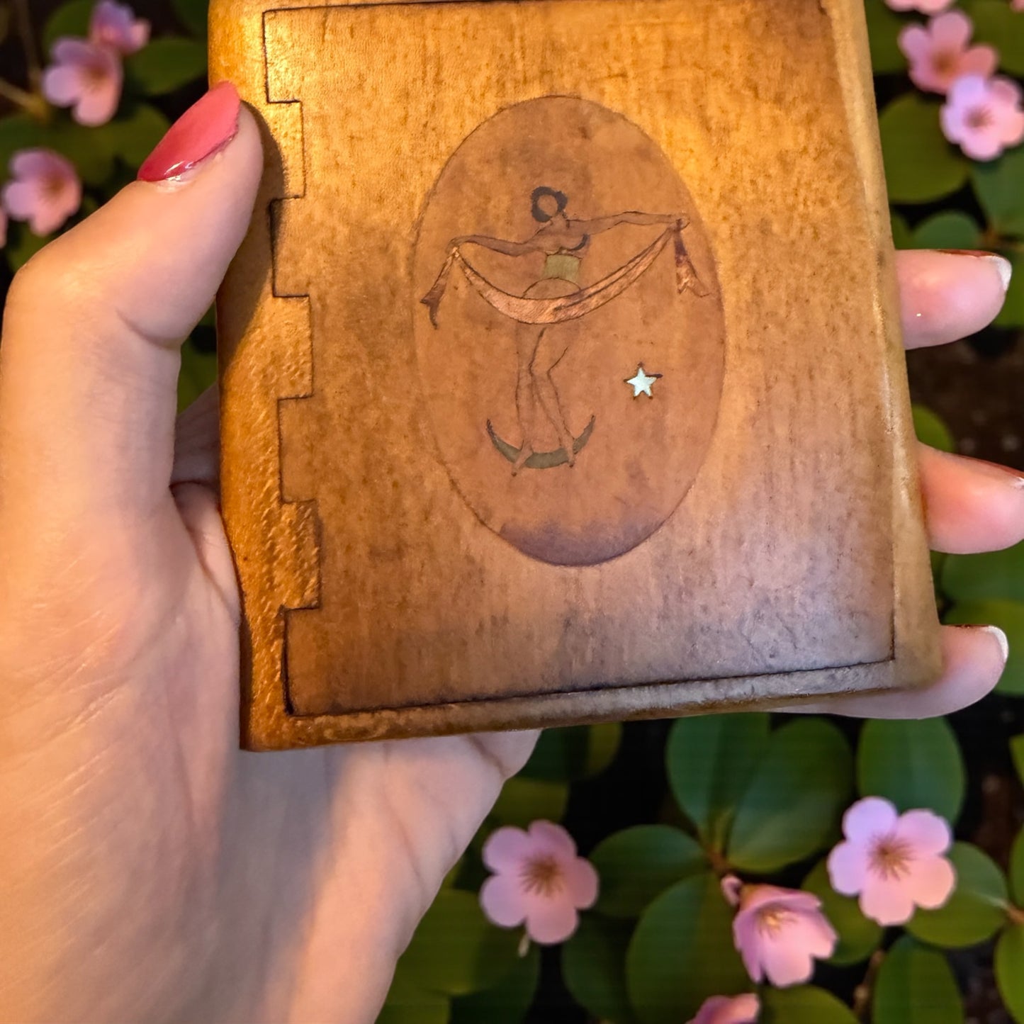 Antico ed elegante portasigarette inciso con inserti in essenze e madreperla, anni 30