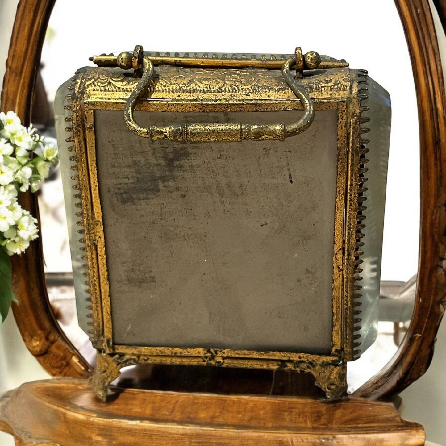 Antico espositore a vetrina in vetro molato con raso capitonné, 1890-1910
