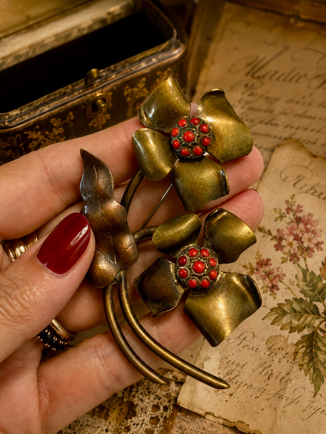 Grande Spilla anni ‘50 con cabochon corallo ￼