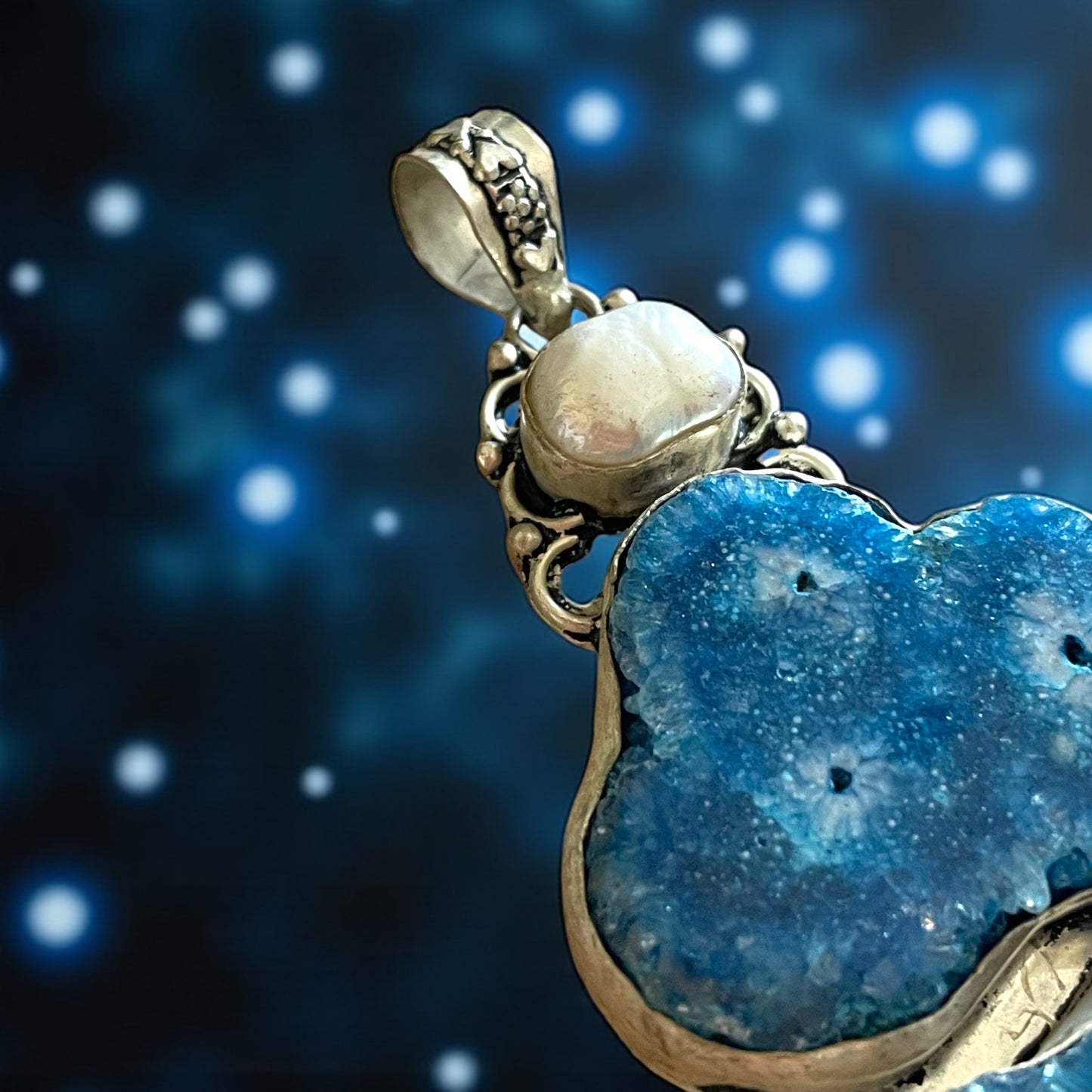 Pendente placcato argento con perla barocca e castoni in quarzo blu