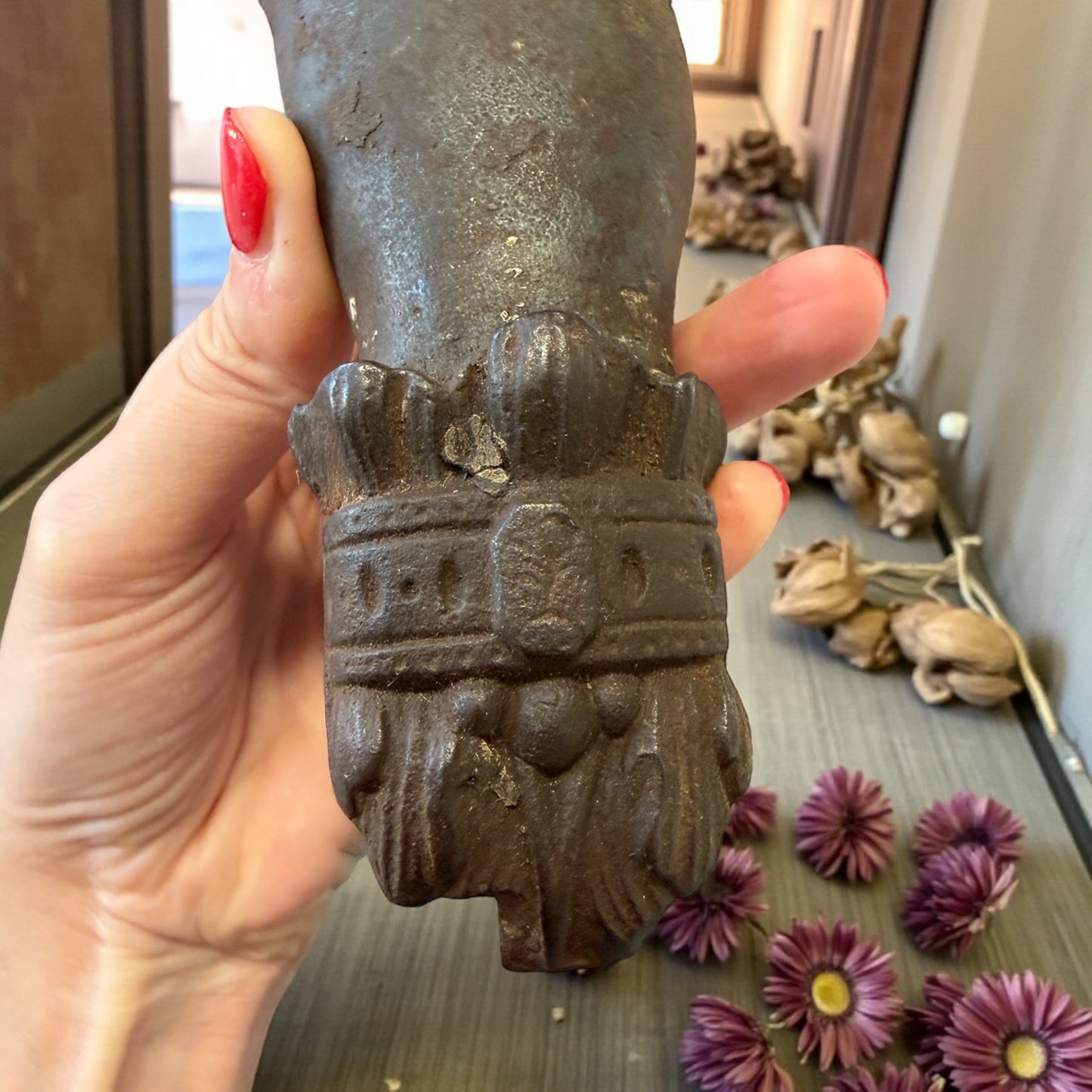 Battente antico in ghisa, mano femminile che bussa