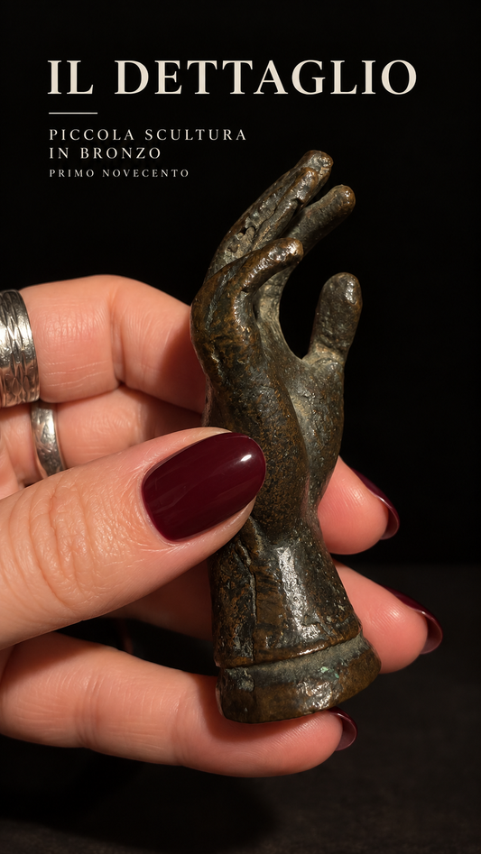 Antica piccola scultura mano di bimba in bronzo, fine ‘800 primo ‘900
