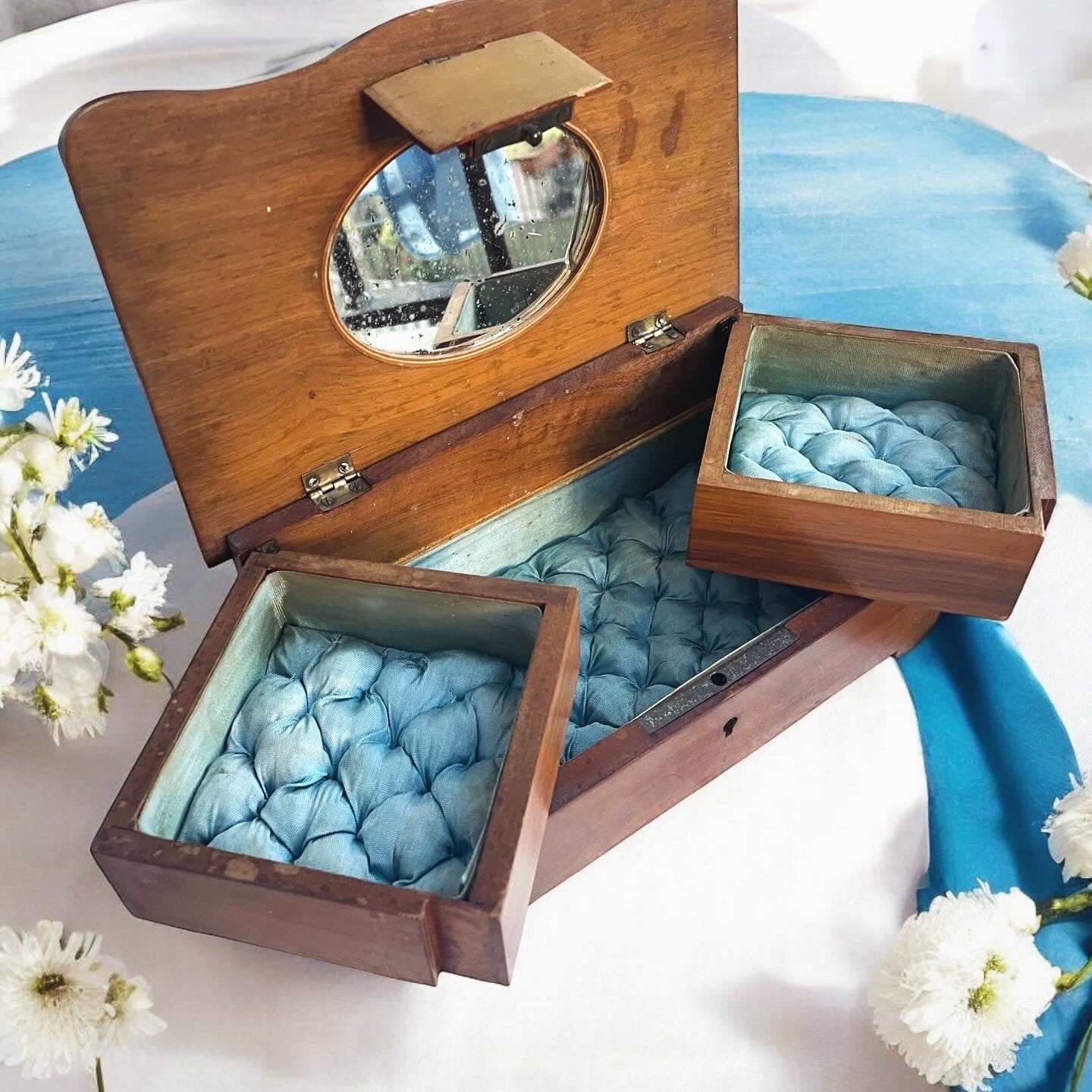 Padded jewelry box with swallows