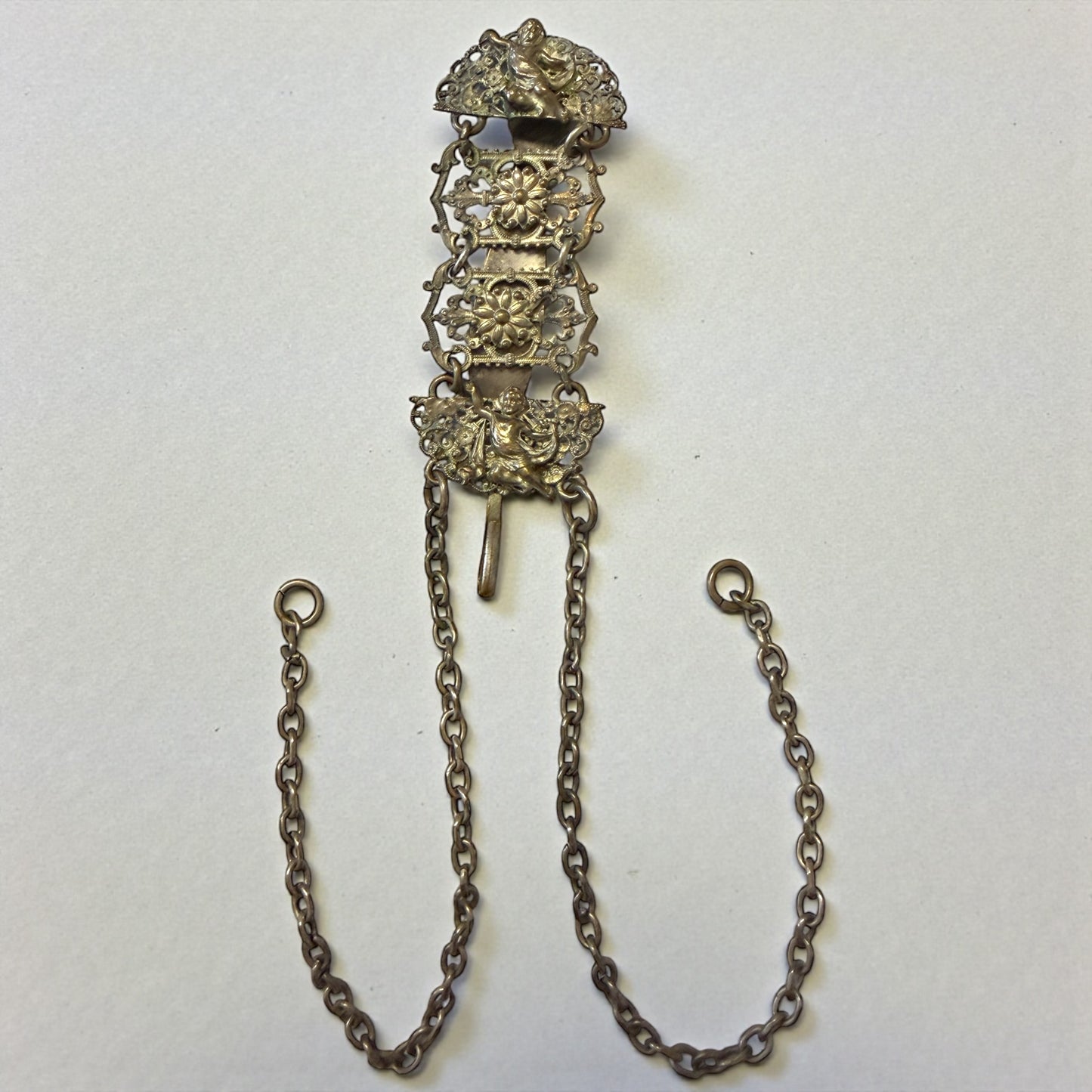 Chatelaine reggi calze con putti, lega metallica, fine ‘800 - primo ‘900