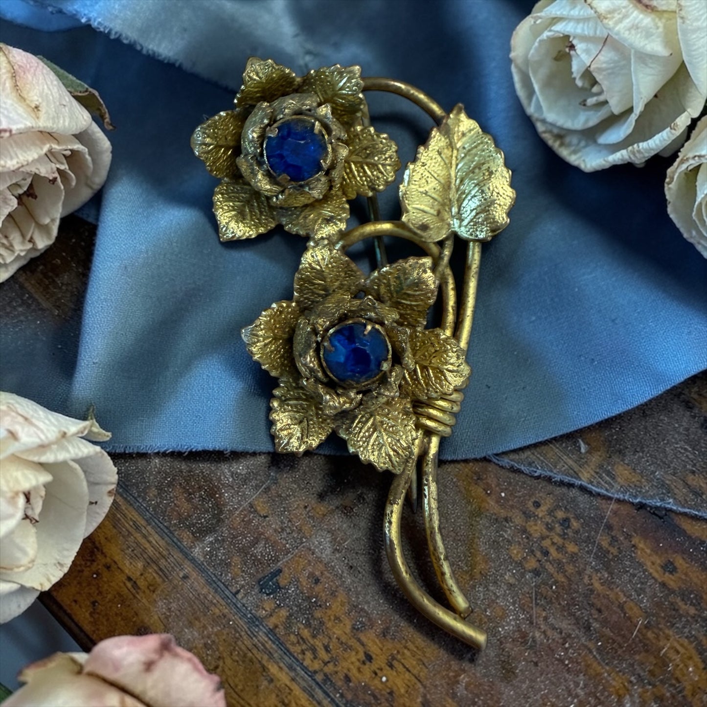 Spilla dorata con vetri blu a bouquet, secondo dopoguerra