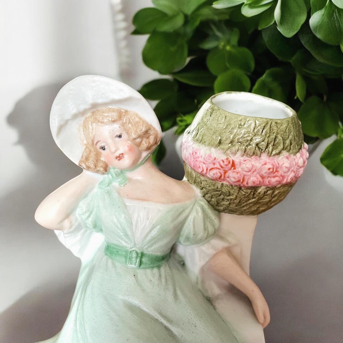 Pair of bouqueteries biscuit antique figurines