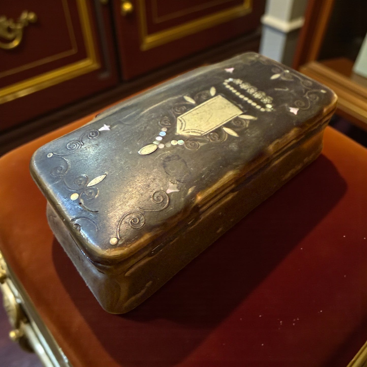 Splendida tabacchiera fine ‘800 in corno con inserti argentati e madreperla gioiello