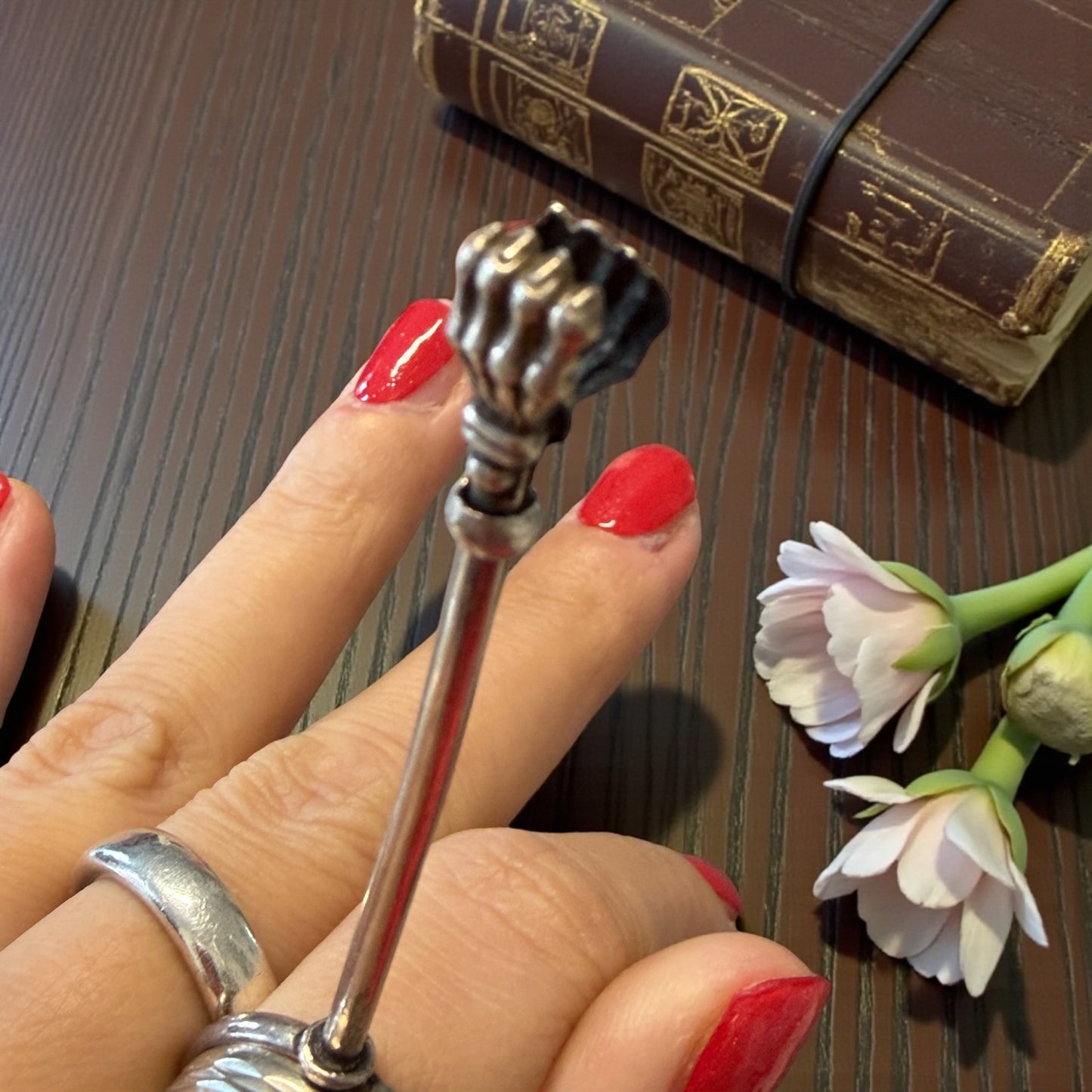 Porta-sigaretta da dito, anello in argento con asta regolabile e zampe leonine, fine ‘800 primo ‘900