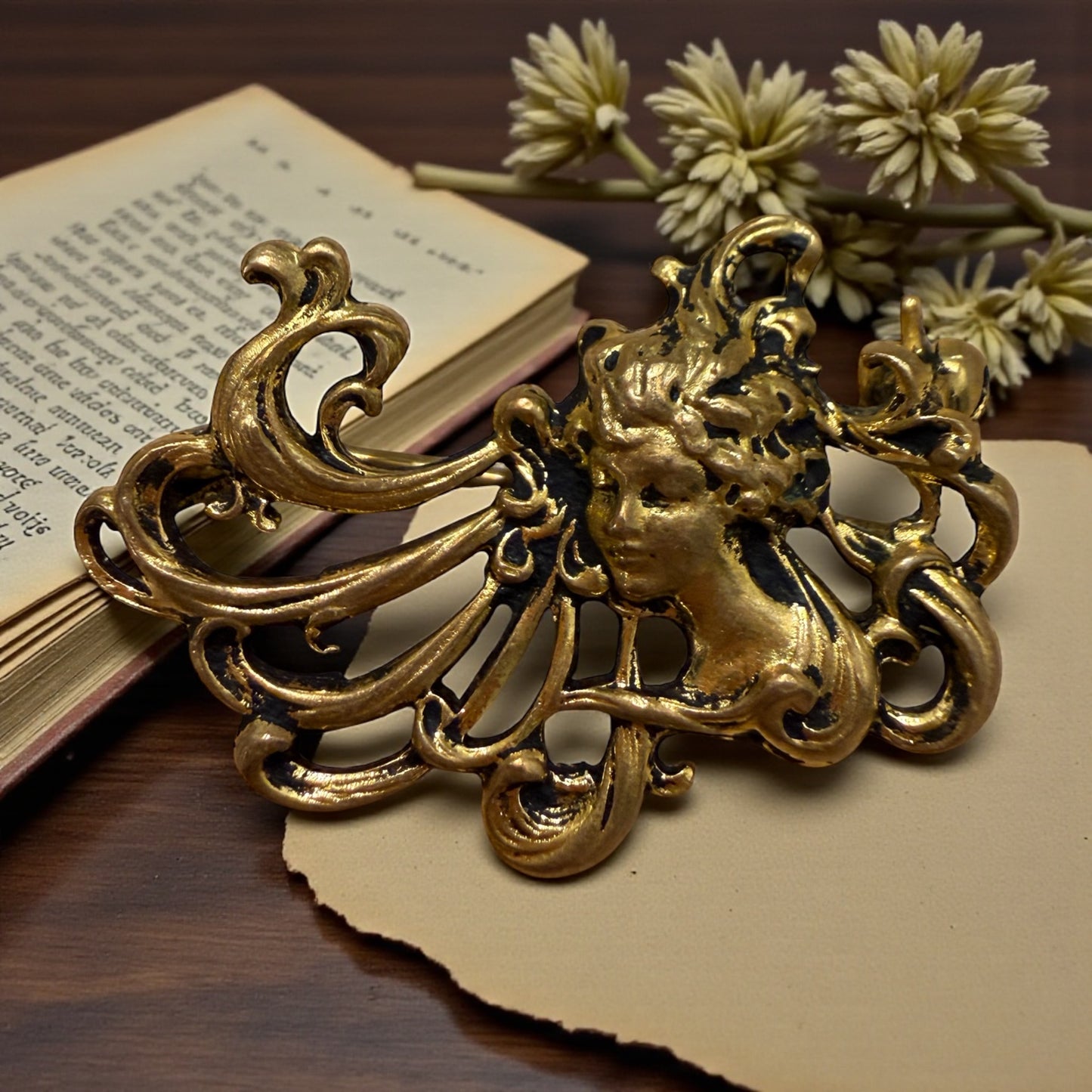 Spilla Liberty revival in lega, la donna & la metamorfosi in Natura