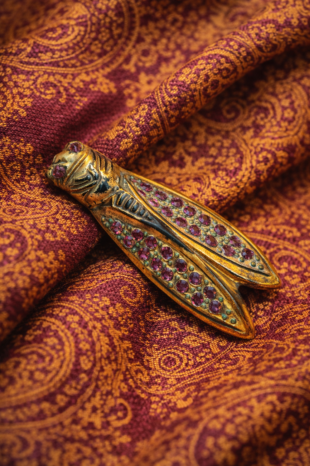 Splendida spilla Liberty a guisa di cicala temepestata di pates de verre color ametista