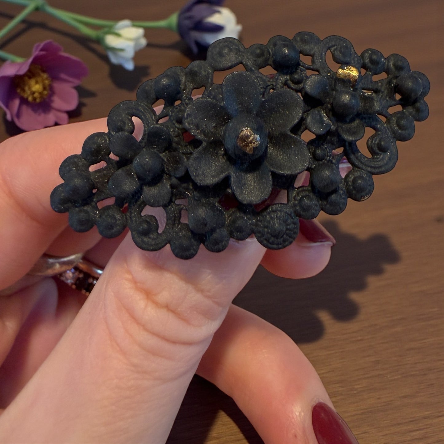 Spilla vittoriana da lutto in princisbecco smaltato opaco, circa 1880