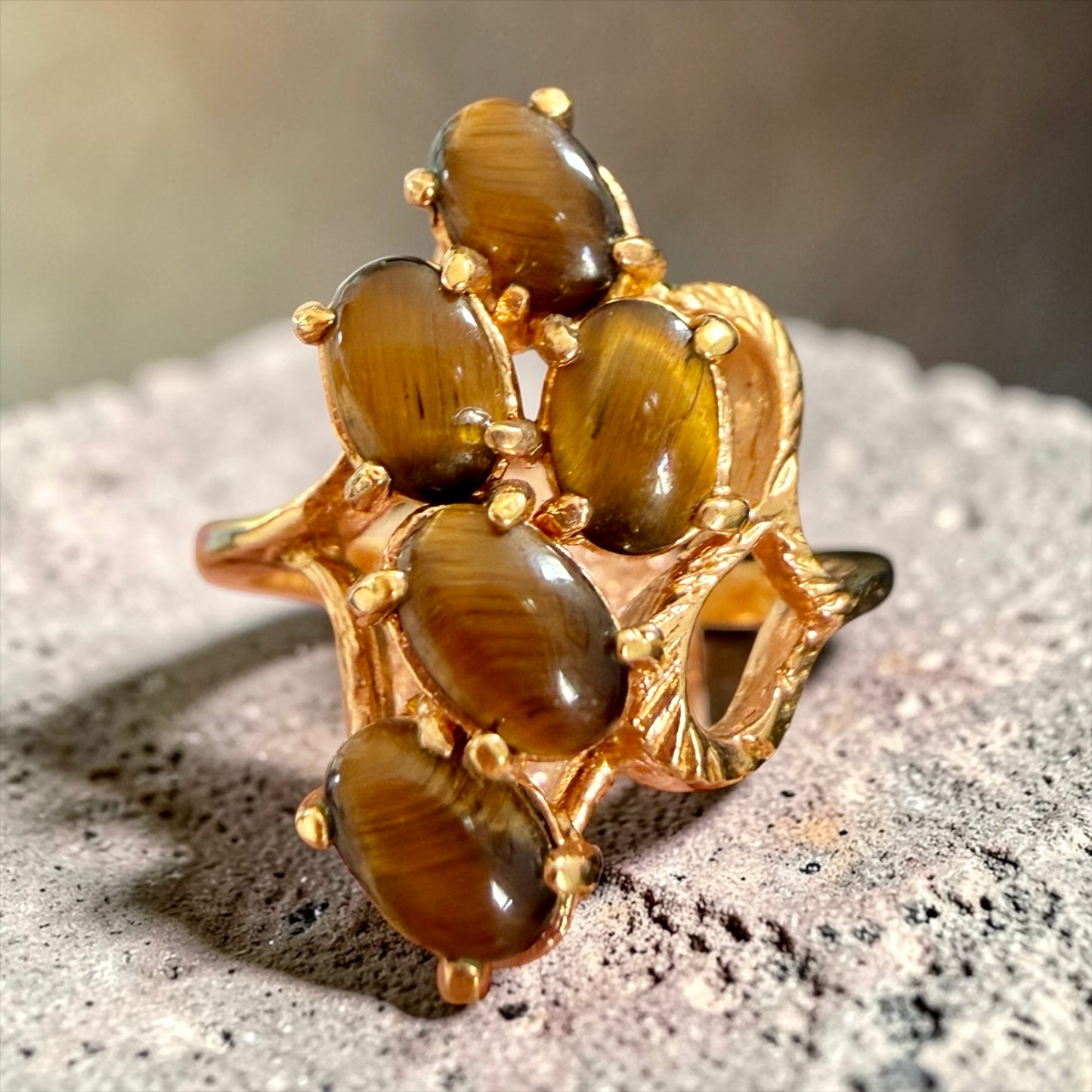 Anello in argento 925 placcato oro con cinque pietre occhio di tigre