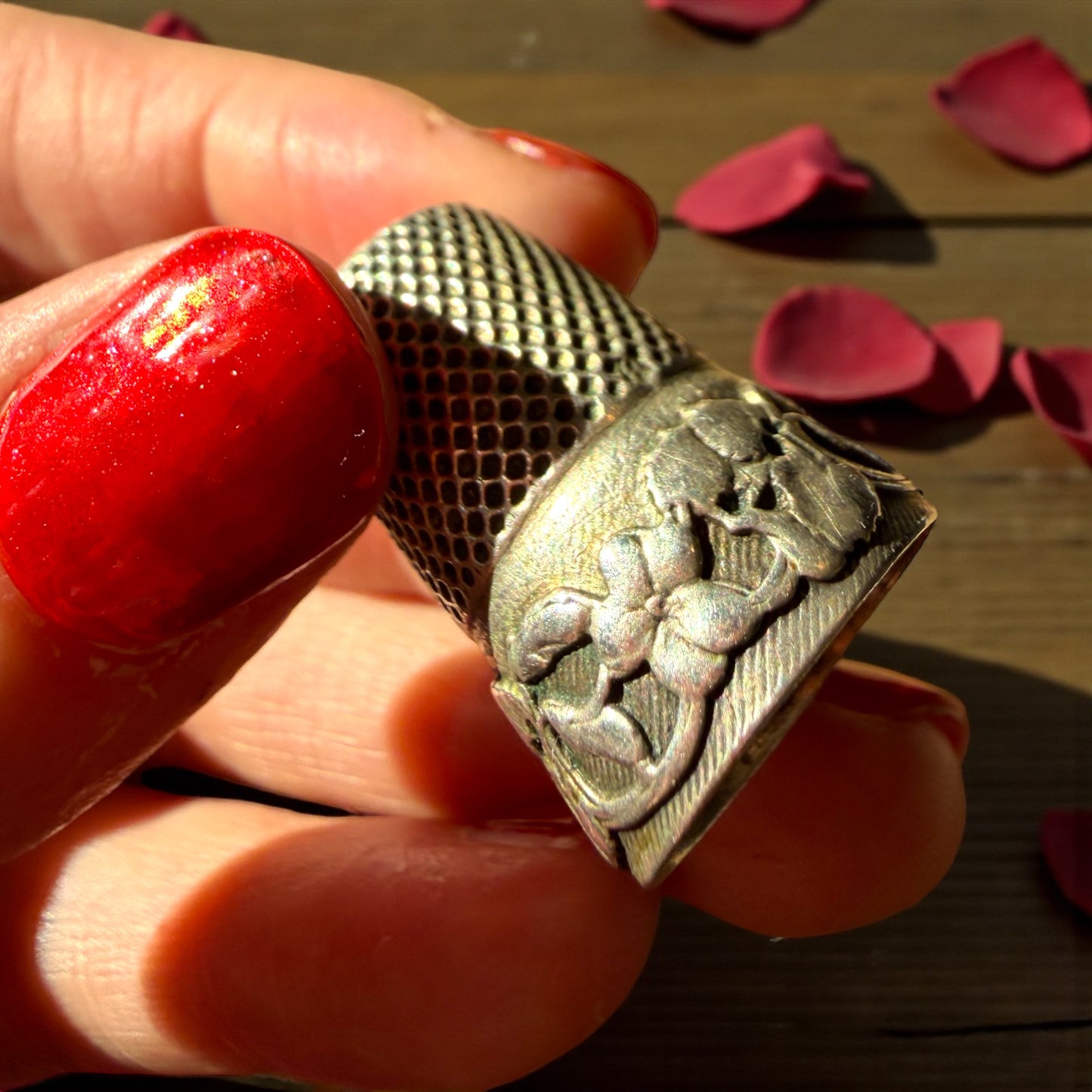 Antico ditale d’argento Liberty con ghirlanda botanica, fine ‘800 - primo ‘900