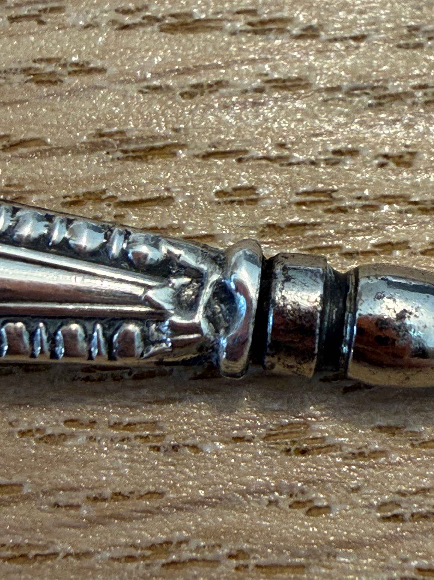 Punteruolo da ricamo e cucito con manico in argento, fine ‘800, punzonato francese