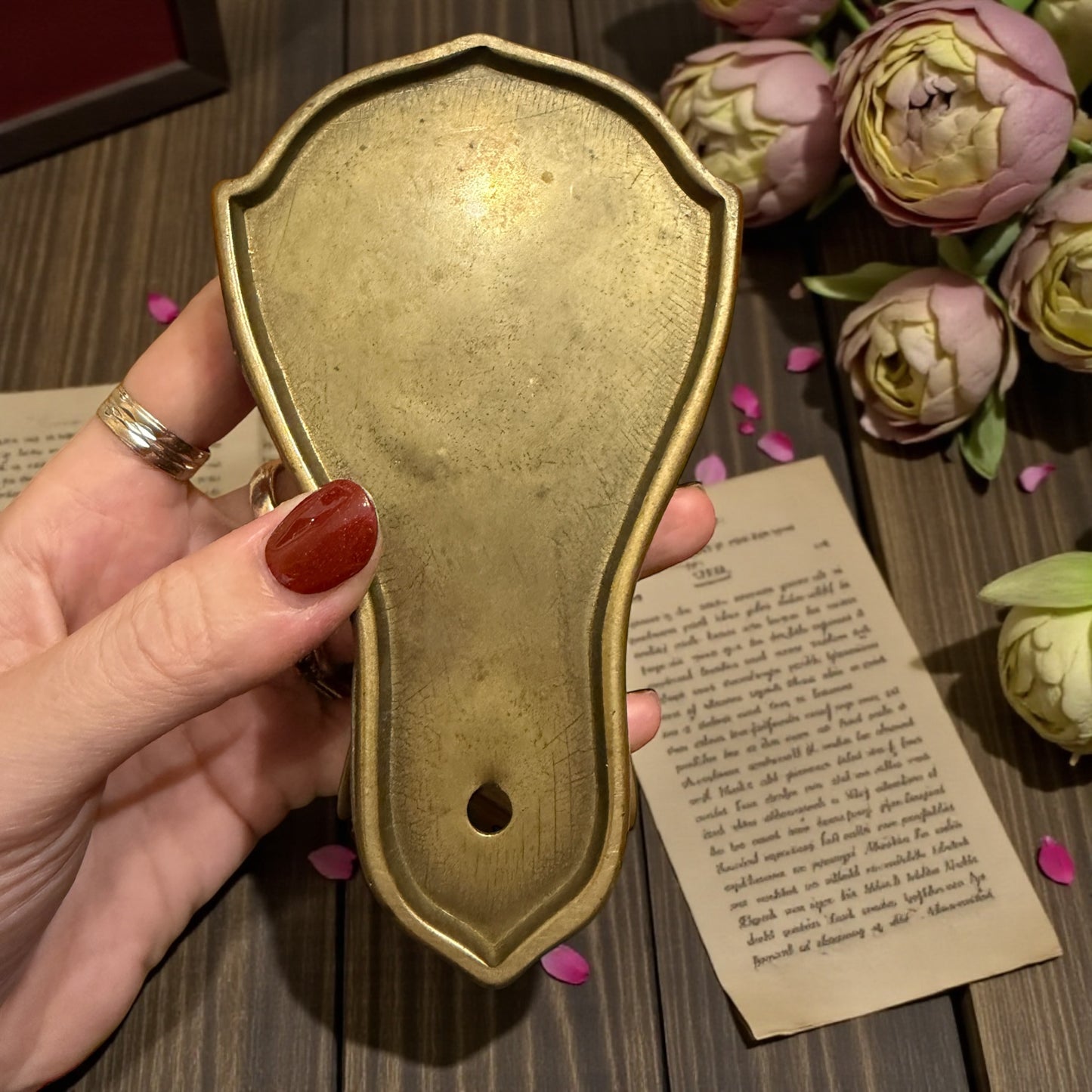 Antica pinza documenti a guisa di mano in ottone pieno, da studio legale primo ‘900