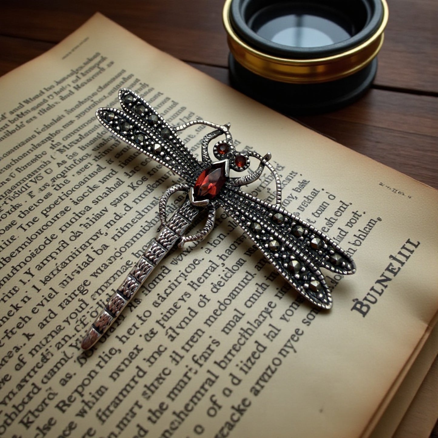 Spilla in argento e vetri boemi a guisa di libellula