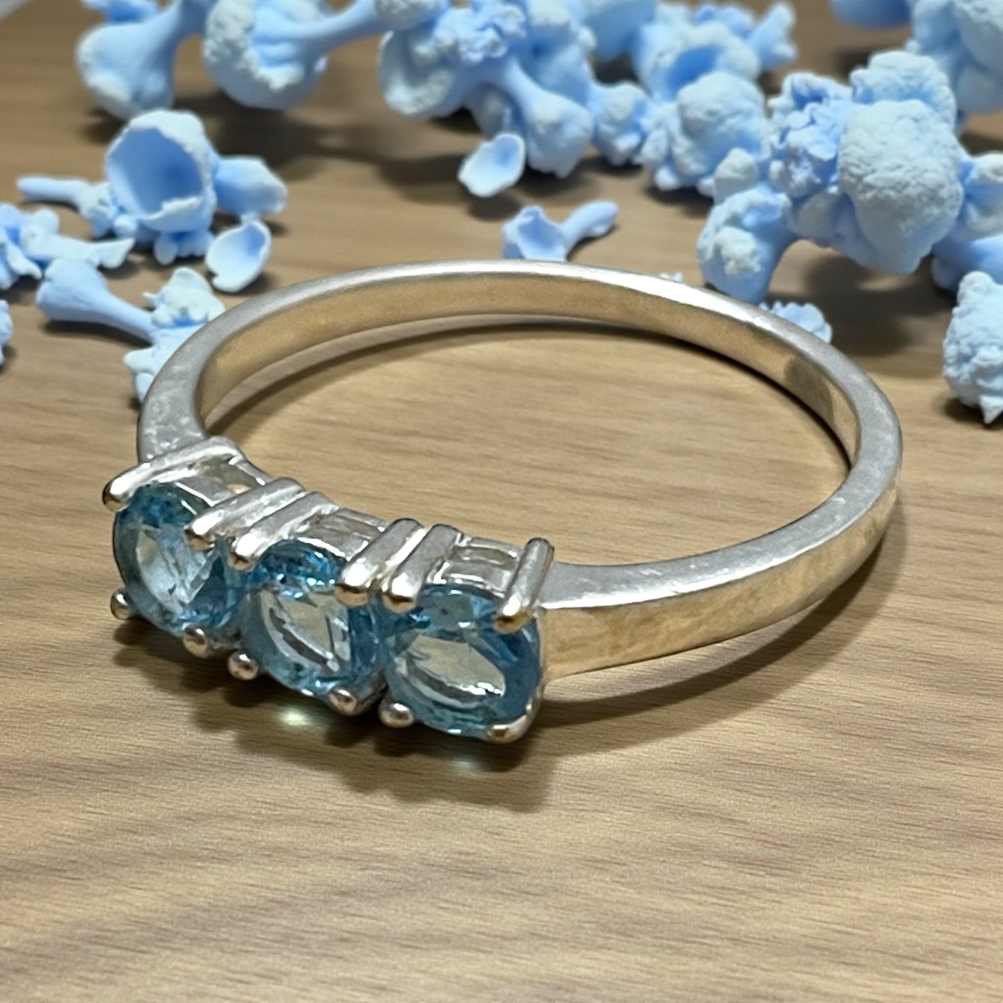 Anello in argento trilogy anni ‘90 con topazi azzurri sintetici 18 mm