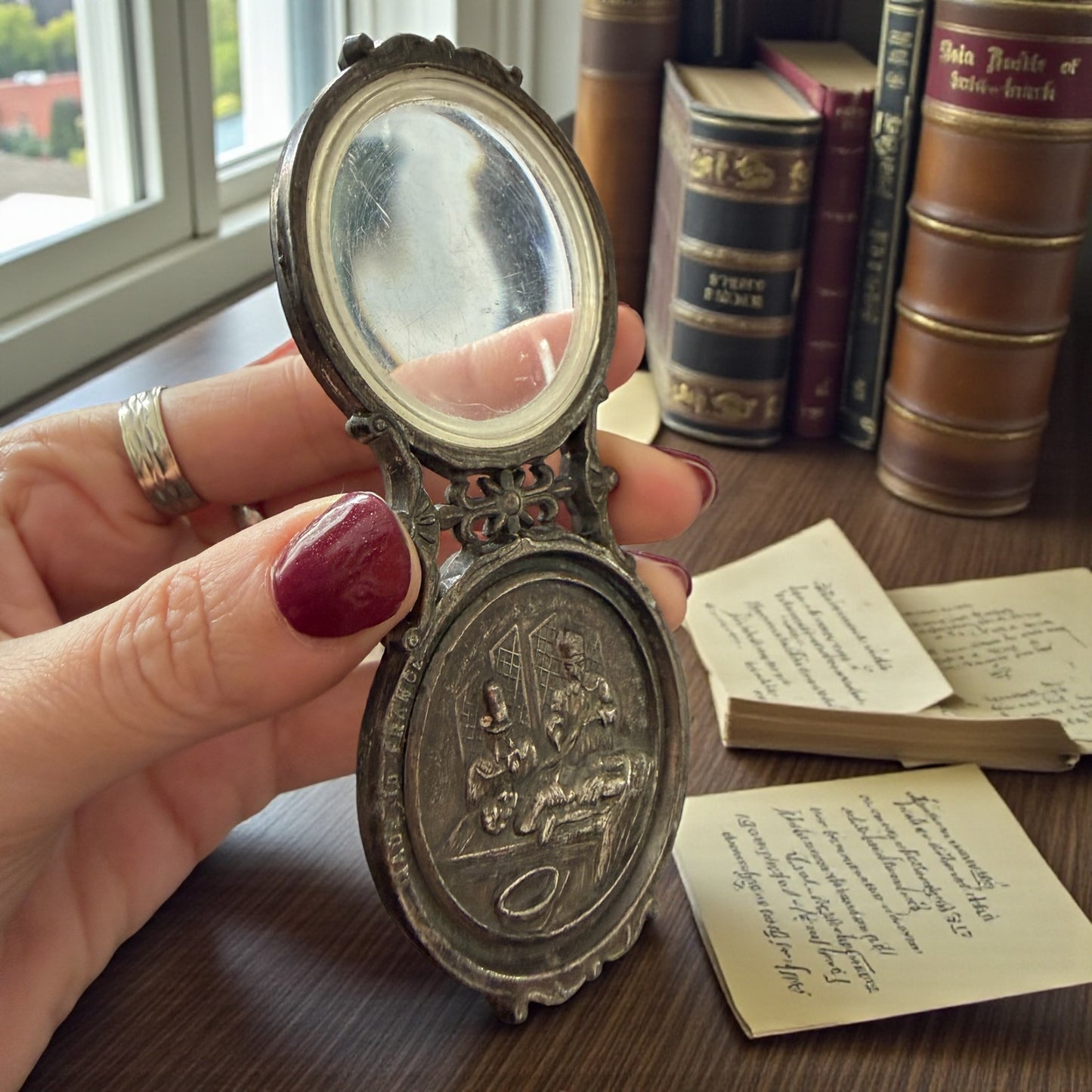 Lente da lettura da scrittoio prima metà ‘900, con scena autopsia settecentesca