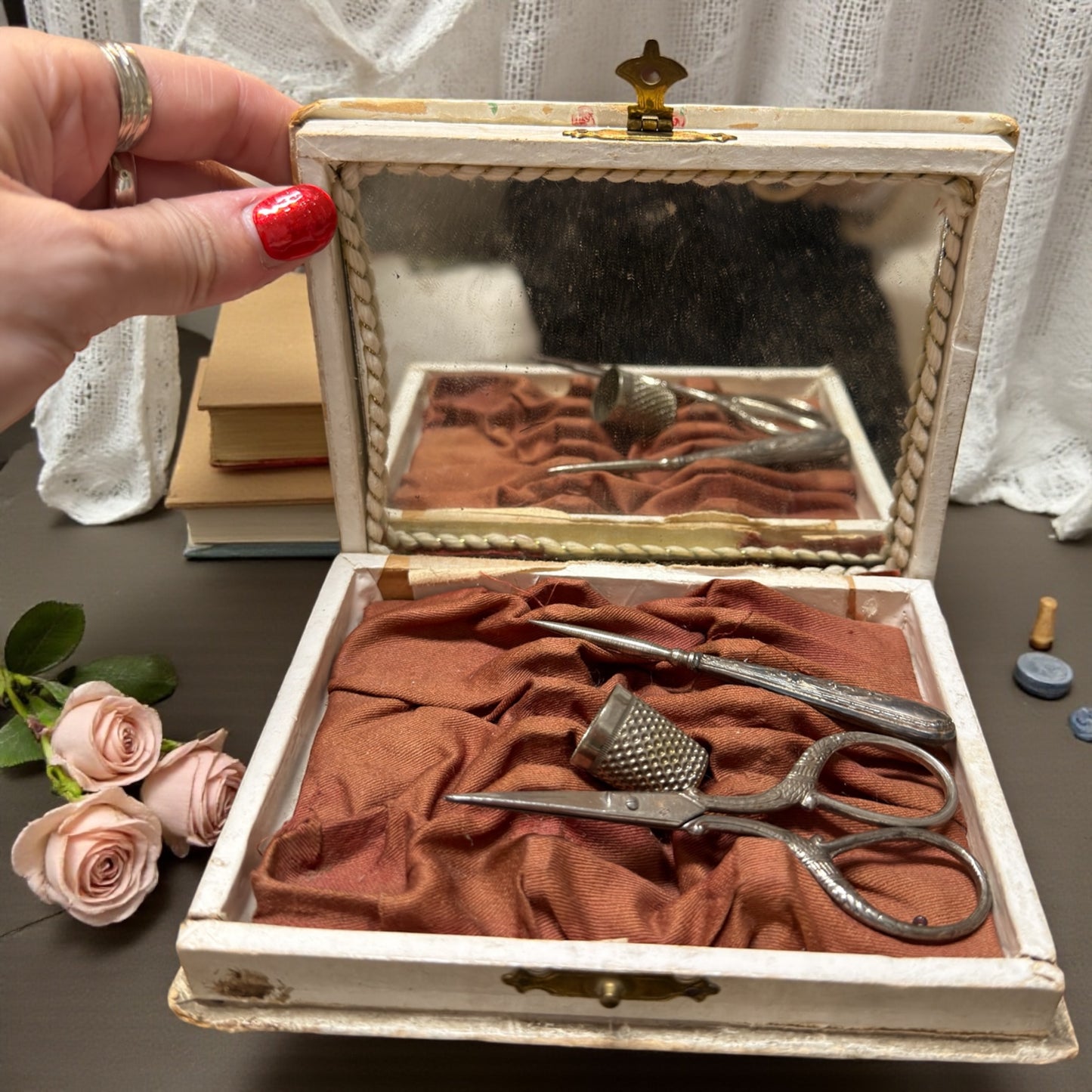 Scatola da cucito tardo Liberty, meravigliosa litografia