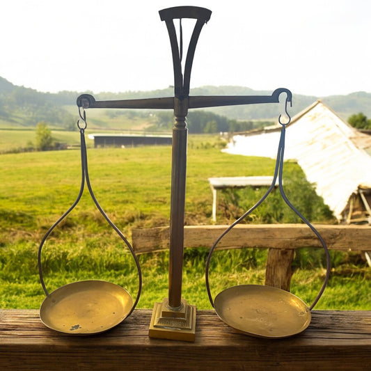 Grande bilancia decorativa a due piatti da studio notarile, ca metà ‘900