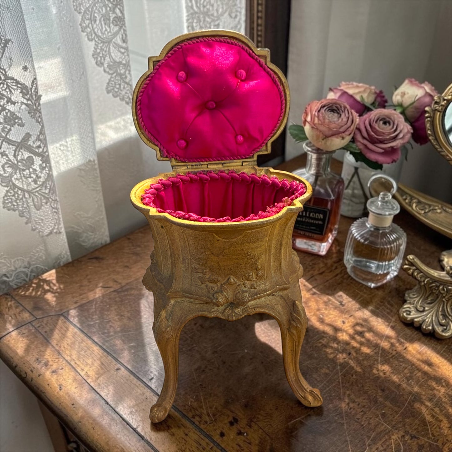 Scrigno porta gioielli francese a guisa di mobile da boudoir con interno in raso di seta