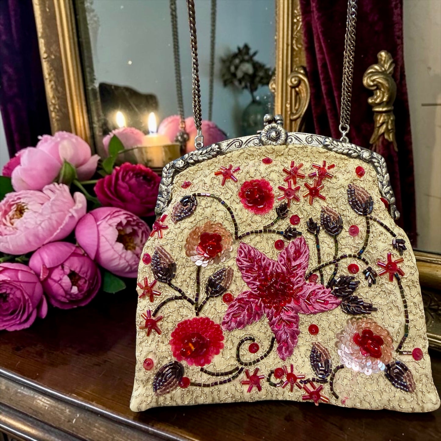 Borsetta anni ‘50 giardino fiorito con ricamo in paillettes e perline