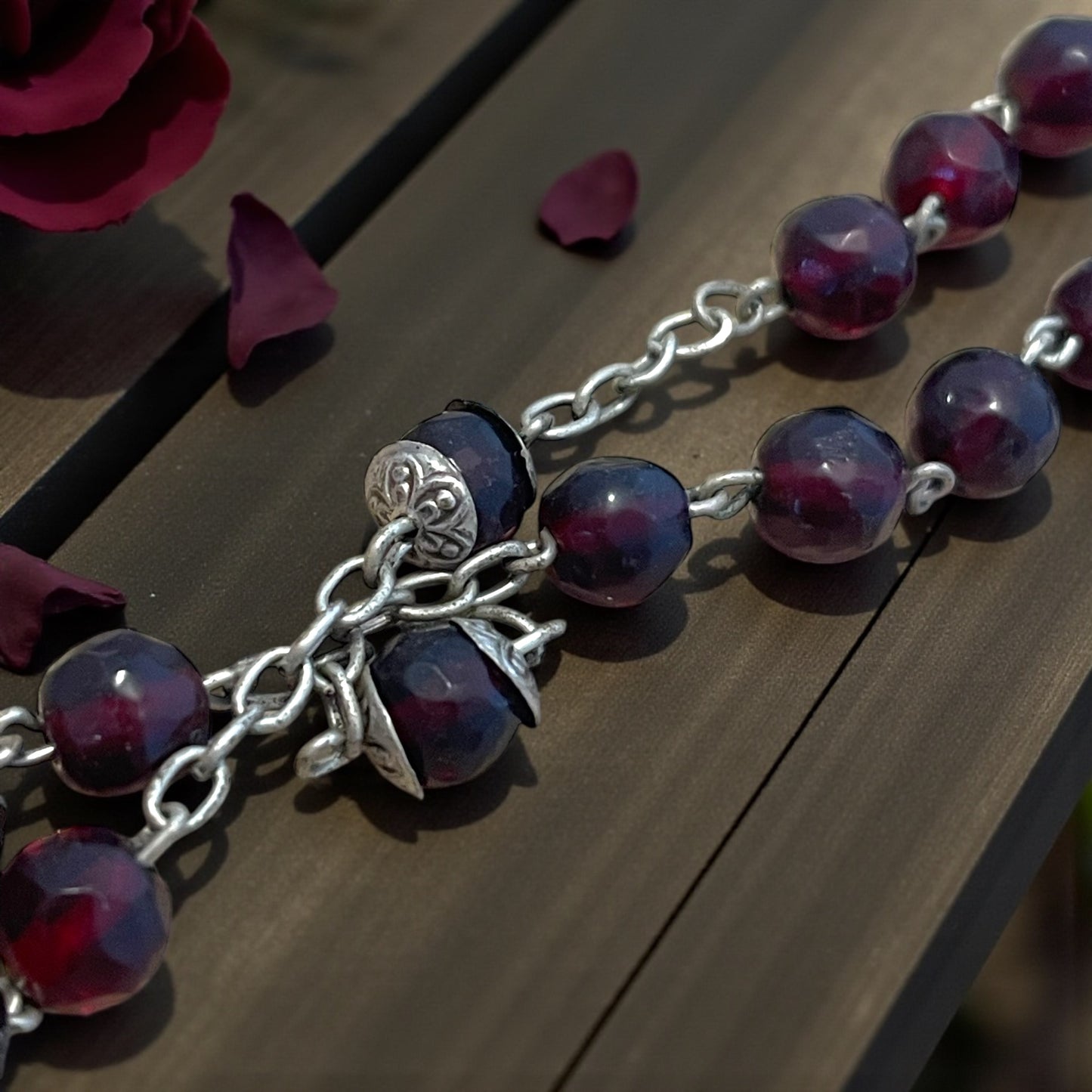 Antico Rosario Art déco in vetro di Boemia e argento dentro scrigno in noce di Tagua