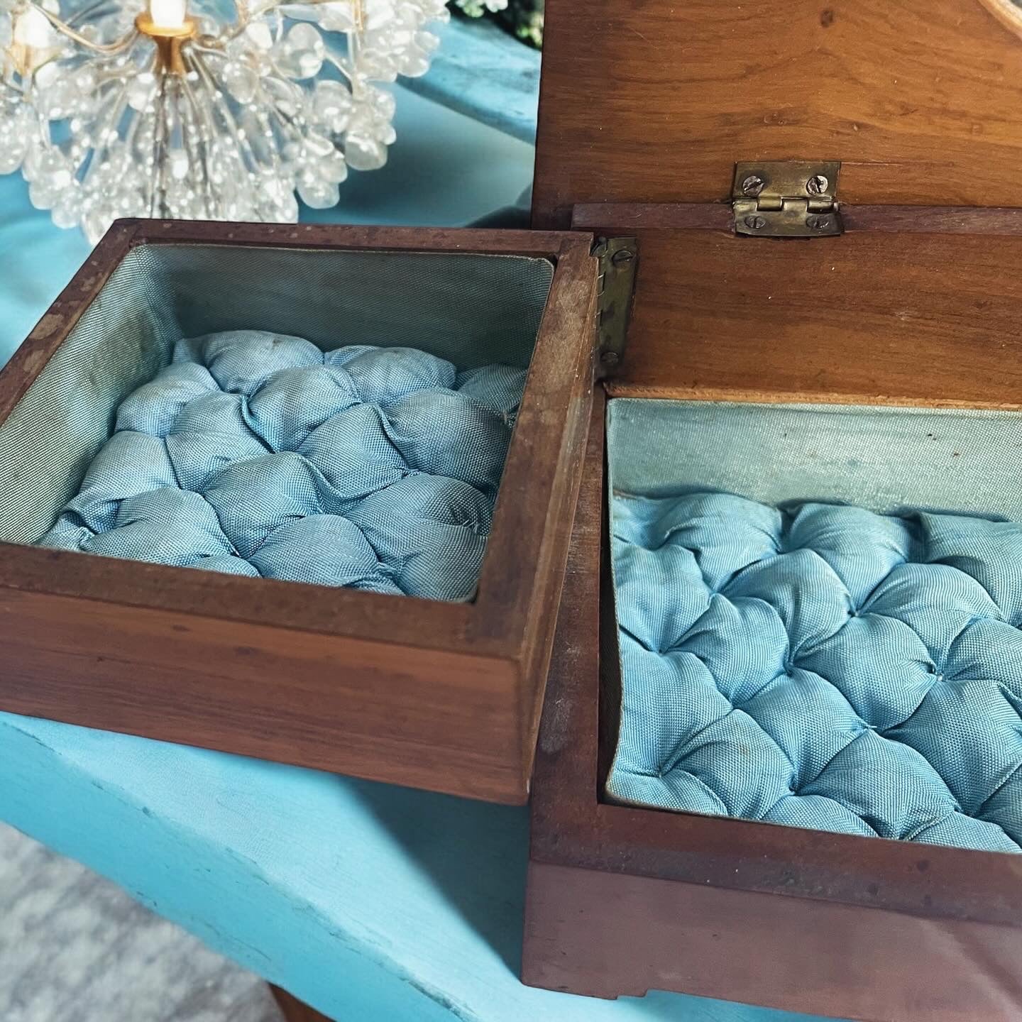 Padded jewelry box with swallows