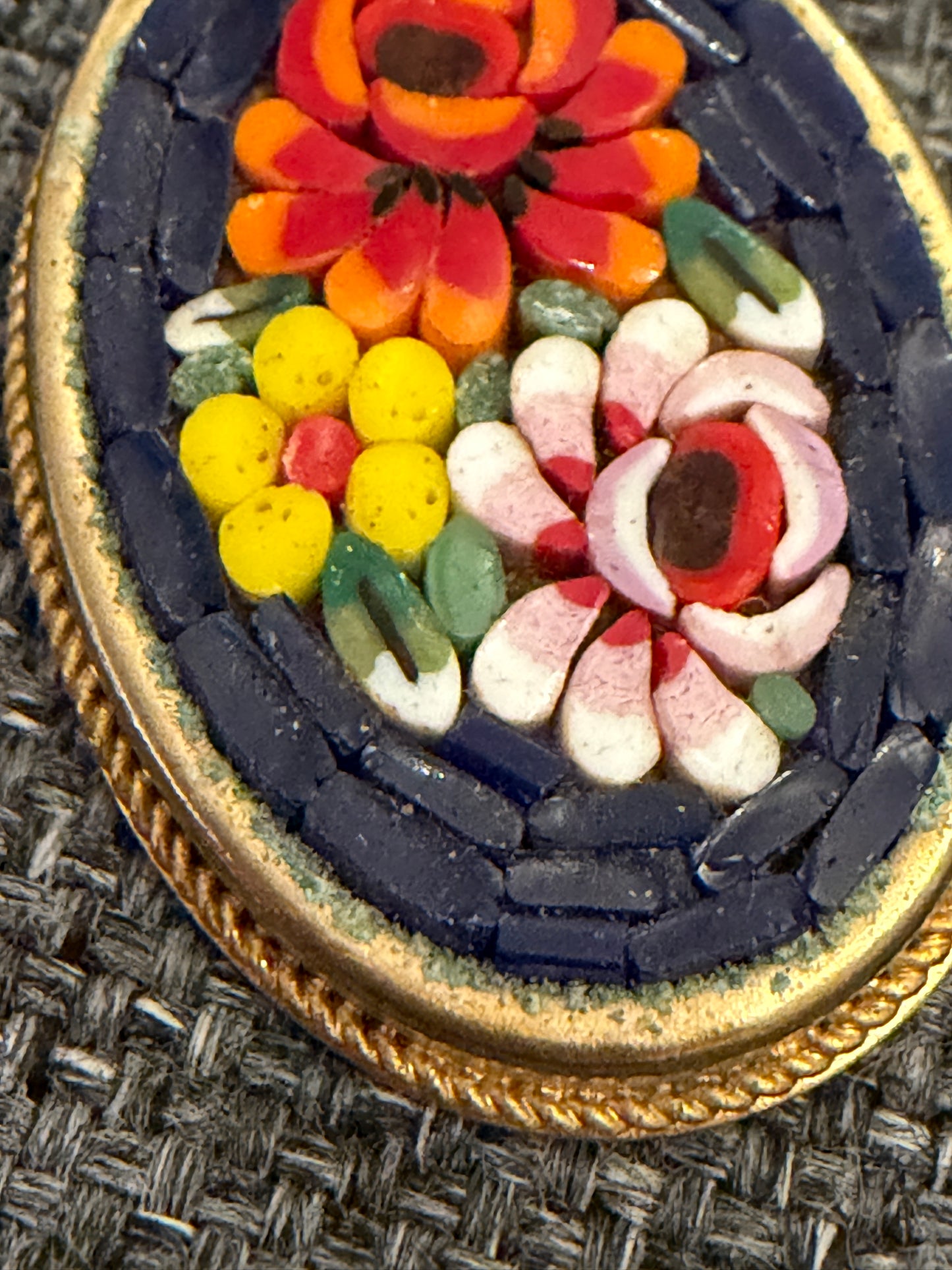 Pendente in micromosaico vitreo montato in metallo dorato, prime decadi ‘900