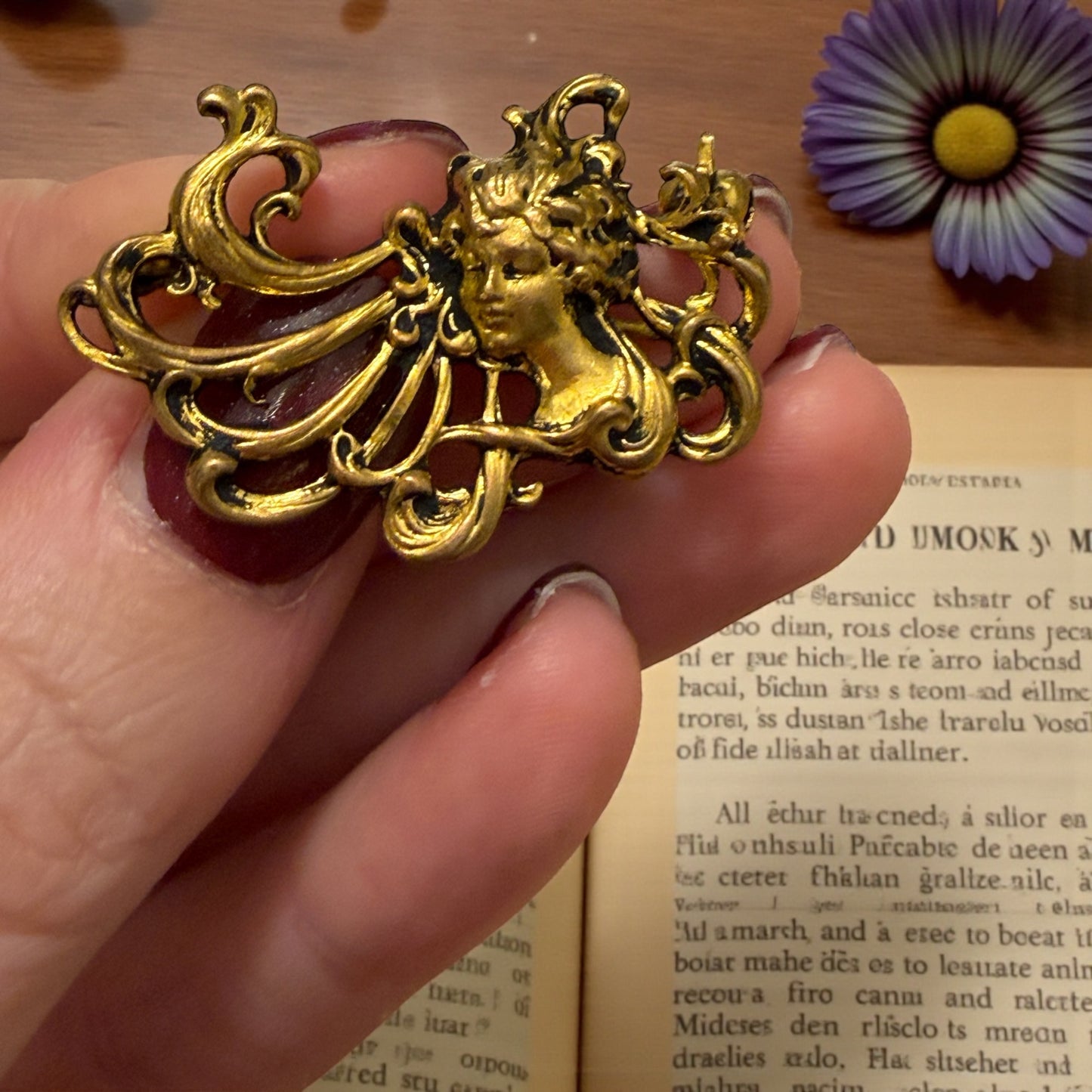 Spilla Liberty revival in lega, la donna & la metamorfosi in Natura