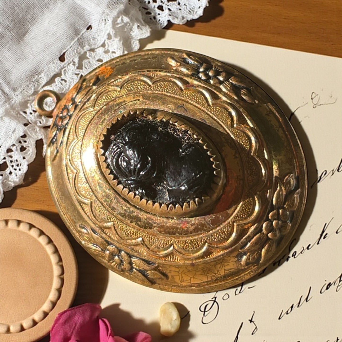 Pendente gioiello firmato Coro, bigiotteria americana con cameo, apribile, anni ‘50 - ‘60