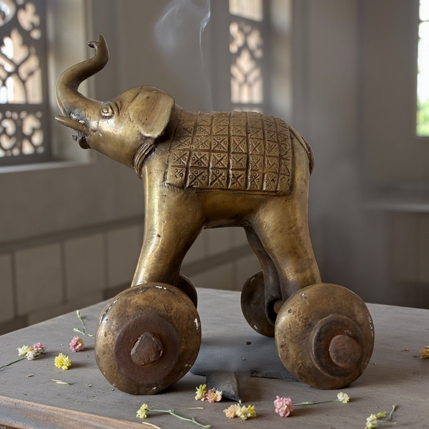 Temple toy in ottone pieno a guisa di elefante su ruote con la proboscide alzata