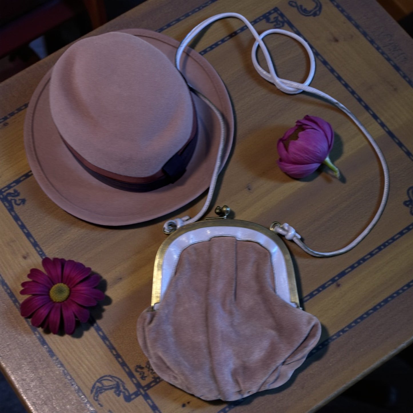 Set cappello e borsetta color malva anni ‘40