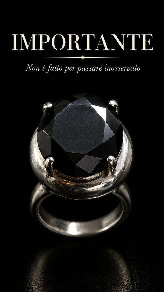 Importante anello con grande solitario cabochon sfaccettato nero, argento 925, punzonato, anni ‘70 ca