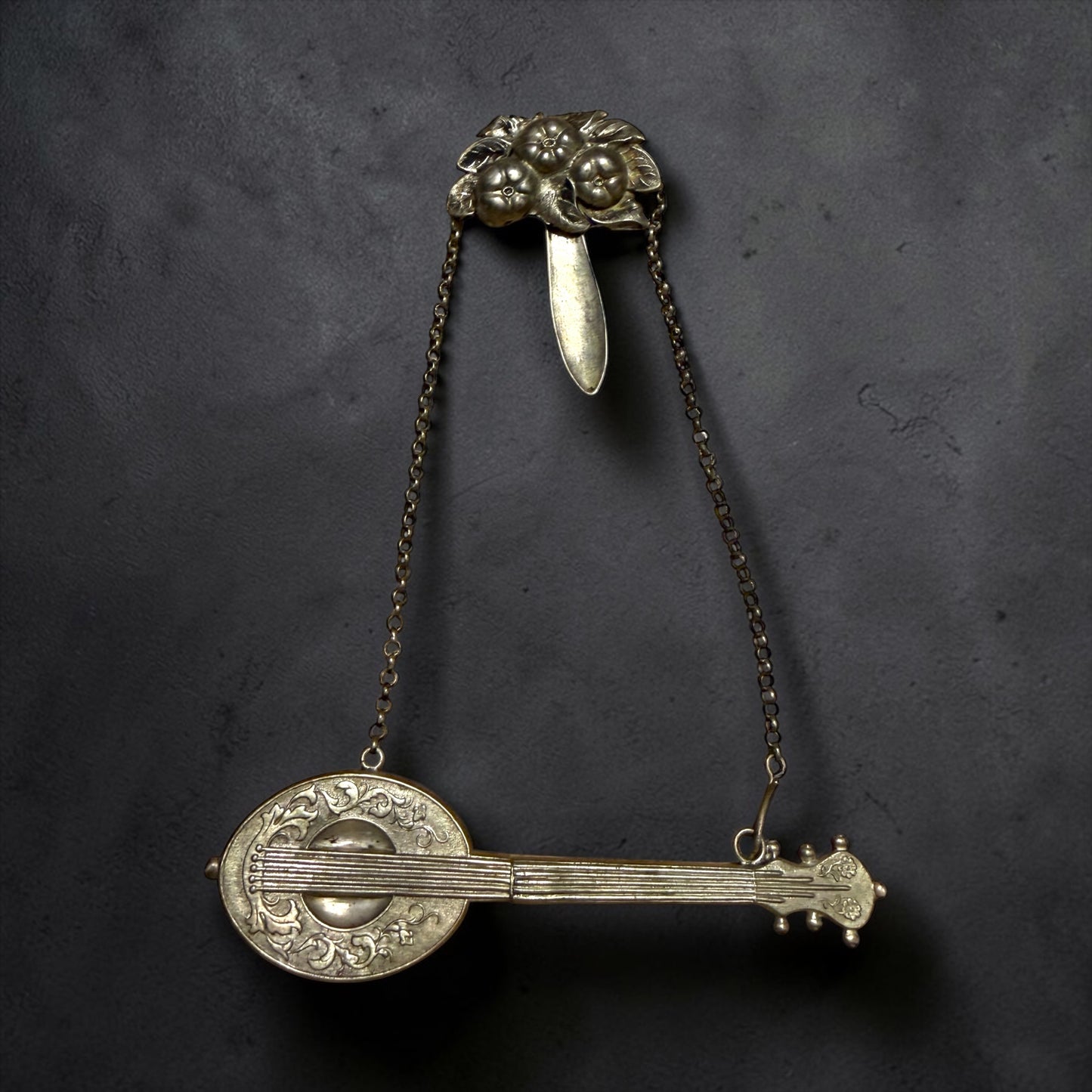 Antica chatelaine in argento da sarta, pezzo molto raro con porta aghi a guisa di liuto, fine ‘800 - primo ‘900