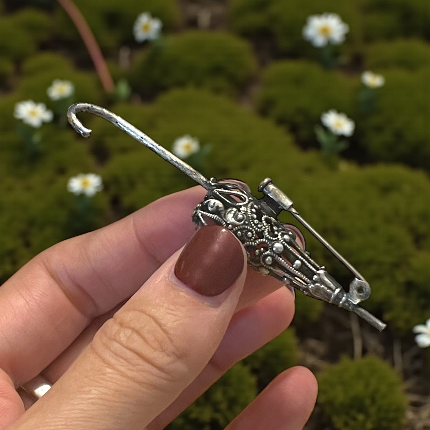 Spilla liberty in argento a guisa di ombrellino, primo ‘900