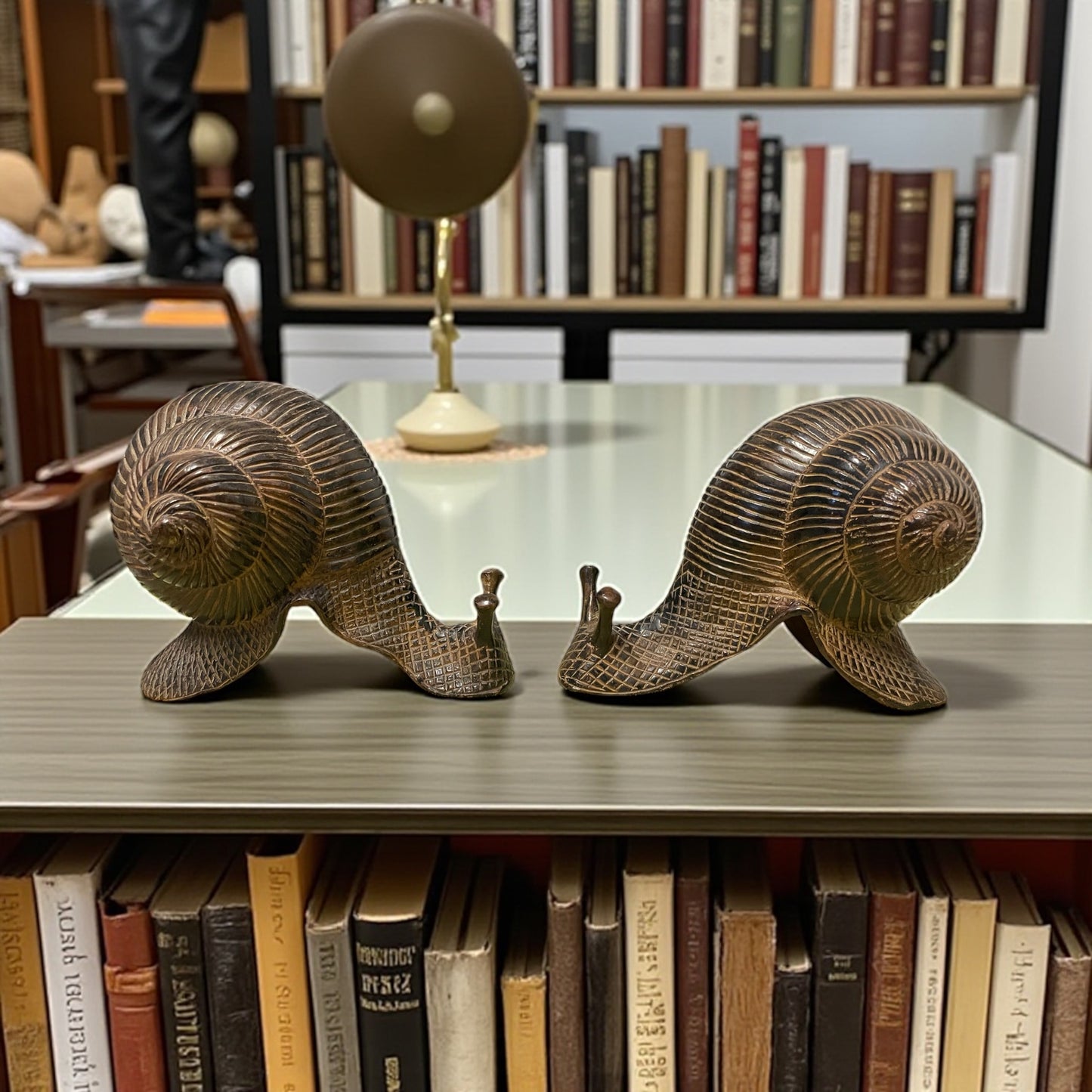 Coppia di fermalibri in stile vintage a guisa di chiocciole