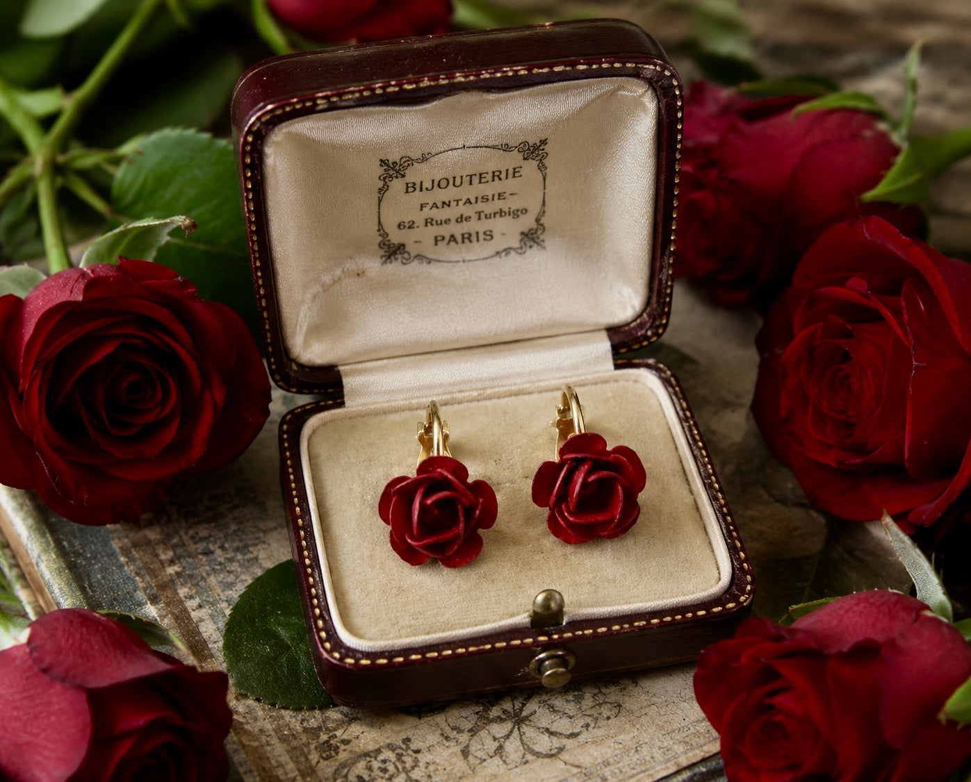 Orecchini con clip dorata a guisa di rose rosse, francesi anni ‘50-‘60