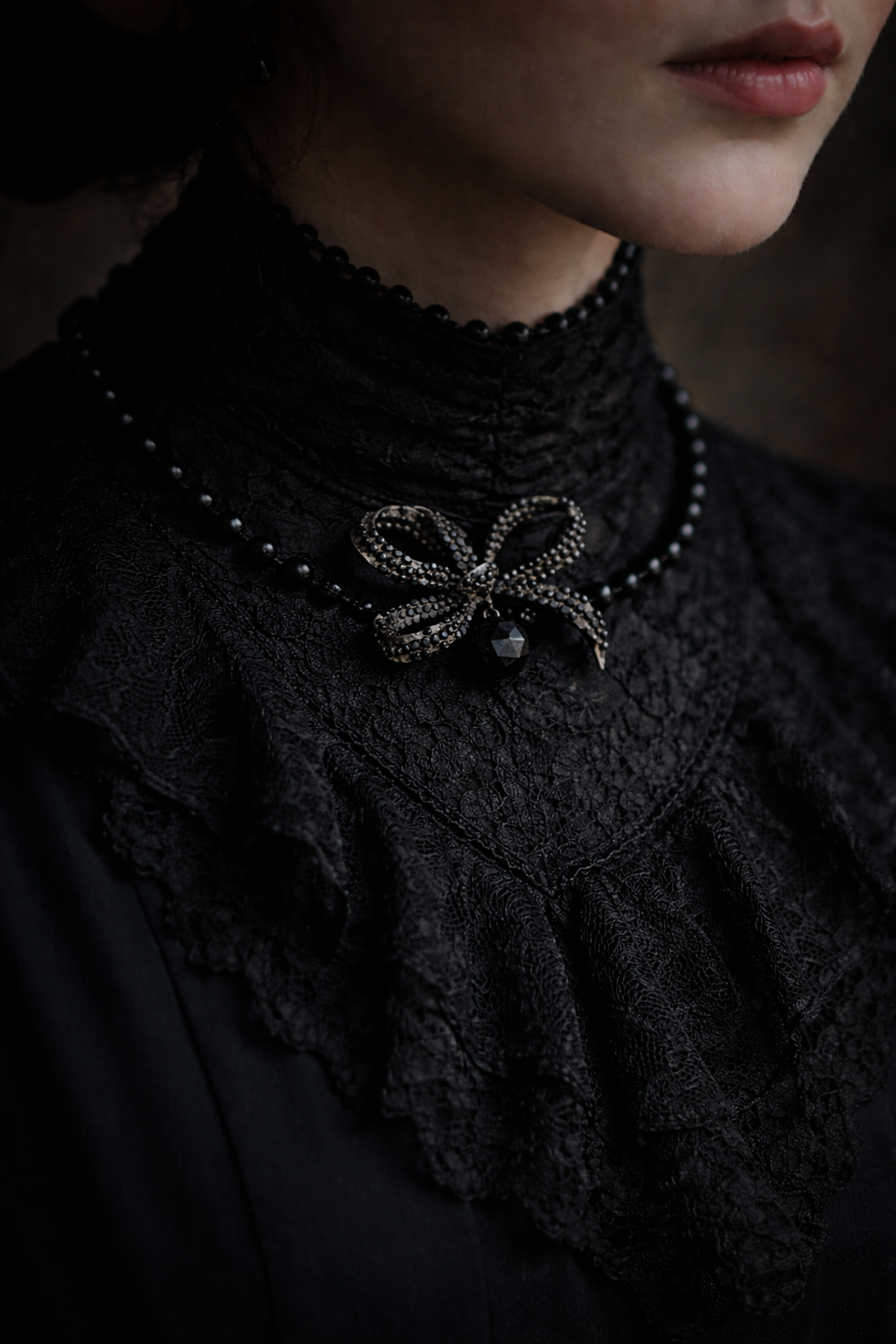 Antica spilla vittoriana da lutto fine ‘800 con nodo a tre anse e vetro sfaccettato