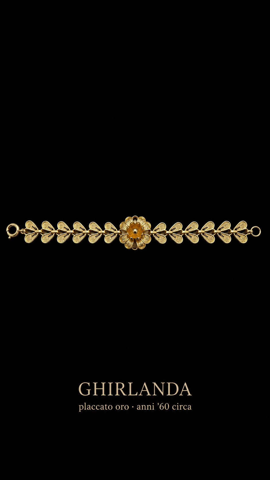 Bracciale in filigrana placcata oro testata, costruzione a ghirlanda con bell’elemento floreale centrale, anni ‘60 ca