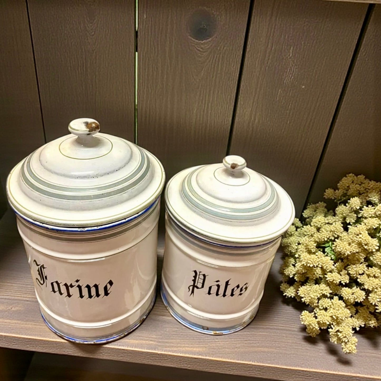 Coppia barattoli smaltati provenzali antichi da cucina, anni 20-30