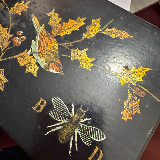 Antica scatola vittoriana in papier maché, inglese, decorata finemente