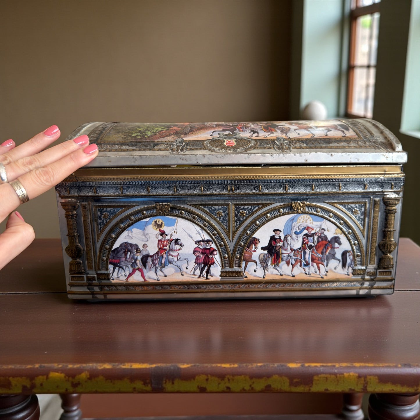 Grande biscottiera scatola di latta tedesca anni 70-80 con scene medievali