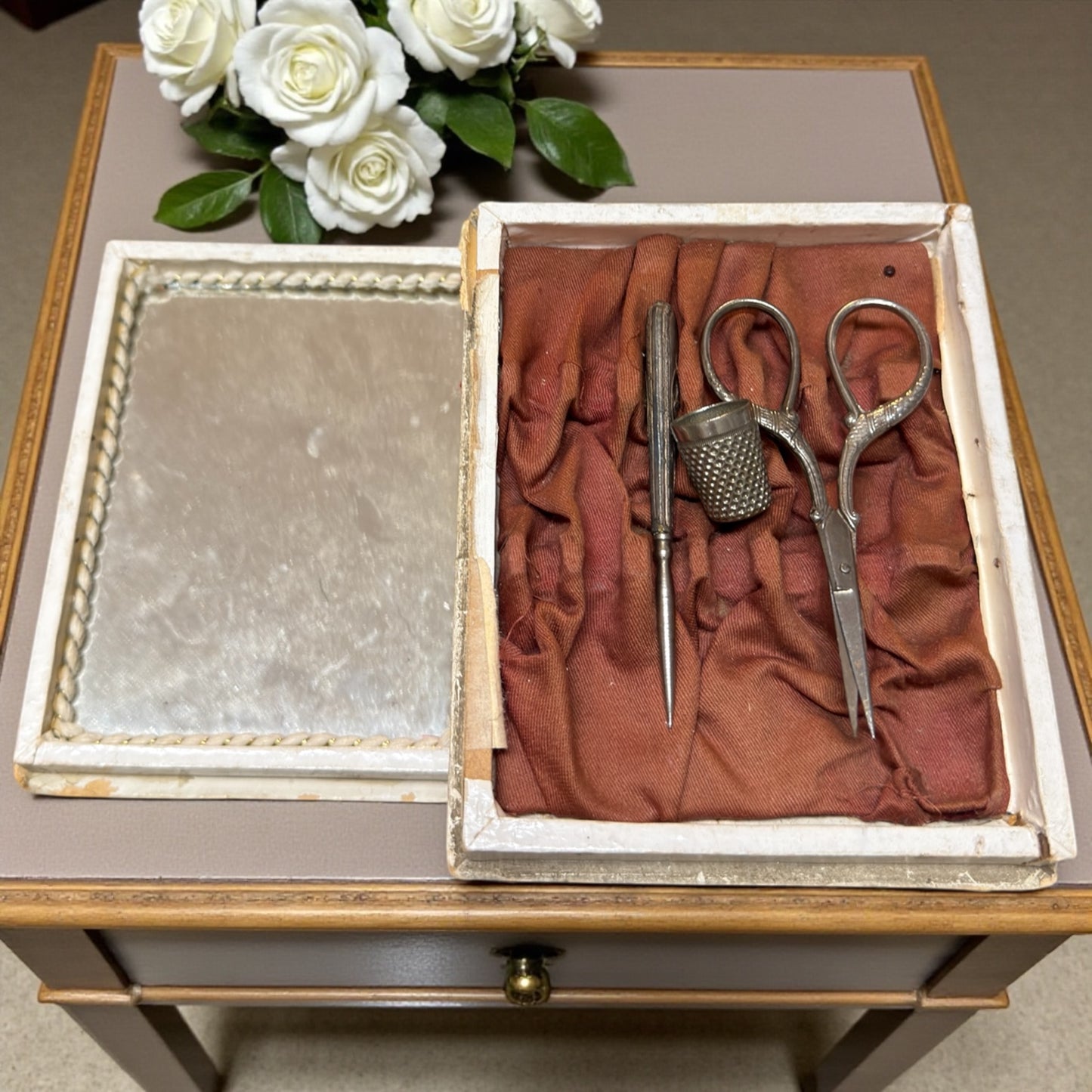 Scatola da cucito tardo Liberty, meravigliosa litografia