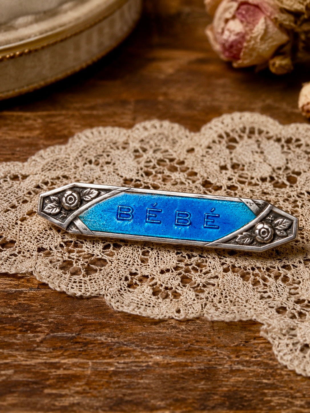 Antica spilla in argento massiccio Art Déco smaltata blu “Bébé” gioiello da nascita