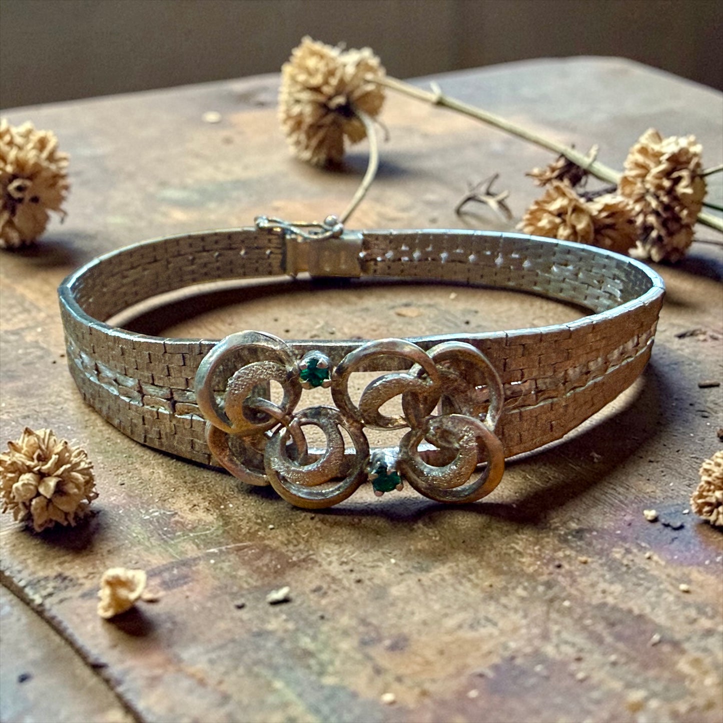 Bracciale in argento massiccio semirigido anni 60 modernista, con centrale lavorato e pietre