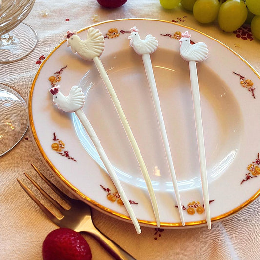 Set di 4 spilloni da tavola toothpicks in osso, fine ‘800 primo ‘900 a guisa di Gallo
