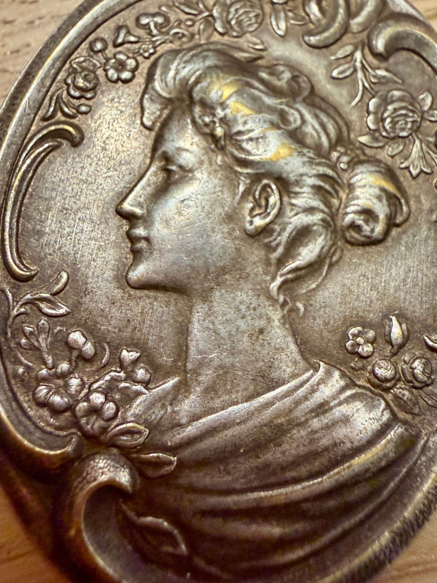 Antico pendente specchio scorrevole da châtelaine, bifacciale, argentato art Nouveau