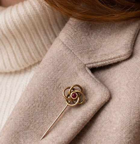 Spilla gioiello da cappotto placcata oro, nodo Liberty con piccolo granato