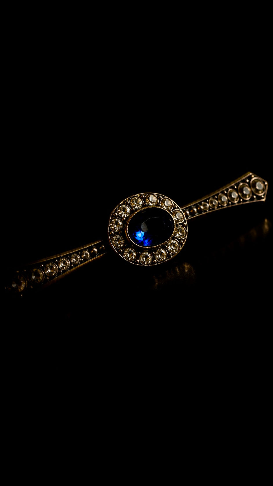 Luminosa parure fine anni ‘40, spilla a barretta e orecchini clip con cristalli e cabochons blu profondo